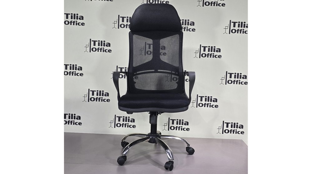 Tilia Gla ergonomik makam koltuğu, siyah file sırt ve parlak krom metal kolçaklar.